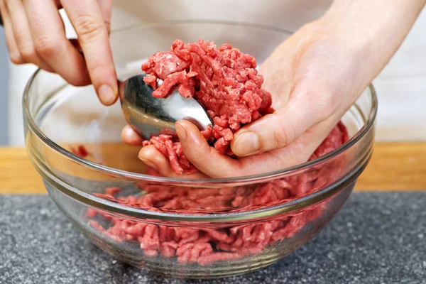 Приготування з меленою яловичиною — стокове фото