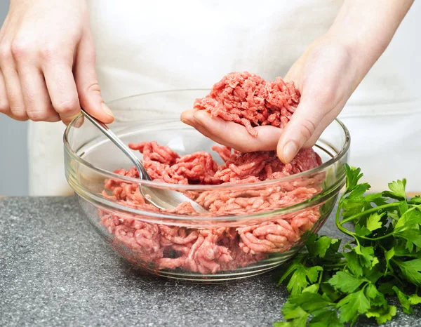 Cozinhar com carne moída — Fotografia de Stock