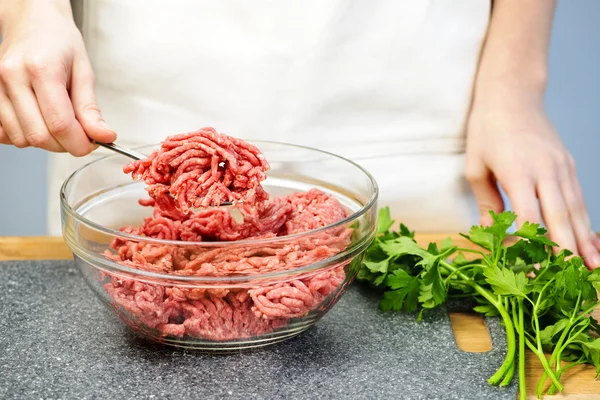 Cozinhar com carne moída — Fotografia de Stock