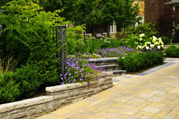 Jardín ajardinado y camino pavimentado de piedra — Foto de Stock