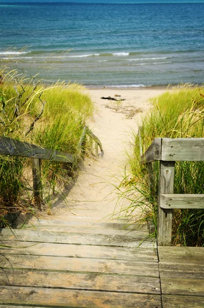 Escadas de madeira sobre dunas na praia — Fotografia de Stock