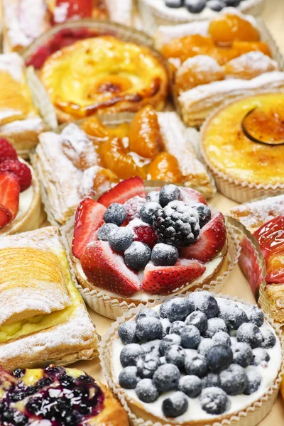 Разнообразные пирожные и пирожные — стоковое фото