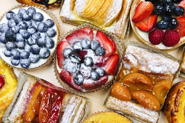 Diverse tårtor och bakverk — Stockfoto