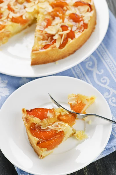Шматочок абрикоса і мигдалевого пирога — стокове фото