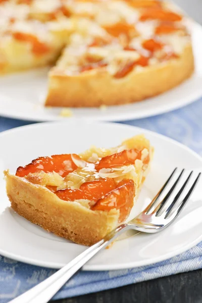 Tranche d'abricot et tarte aux amandes — Photo