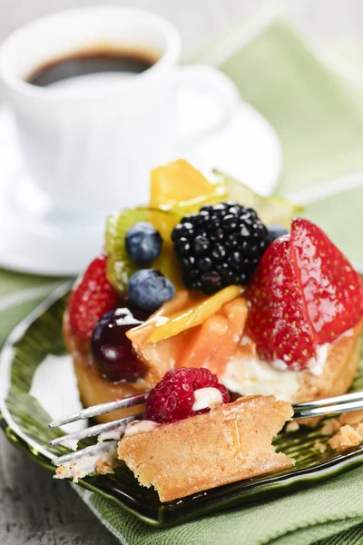 Assorted berry tart with coffee — Stock Photo, Image