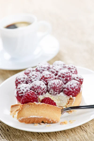 Hallon tårta med kaffe — Stockfoto