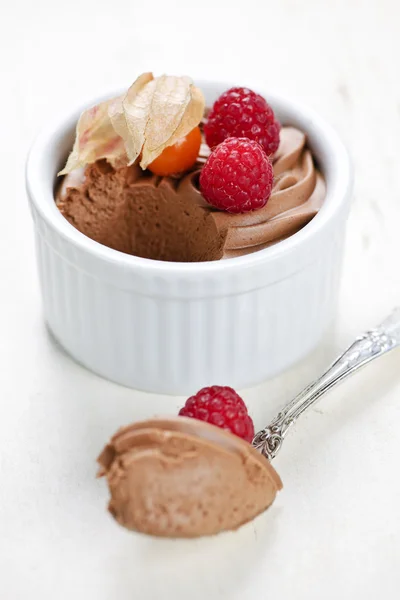 Postre de mousse de chocolate con una cuchara — Foto de Stock