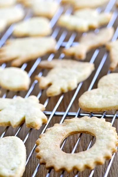 Cooling biscoitos recém-assados — Fotografia de Stock