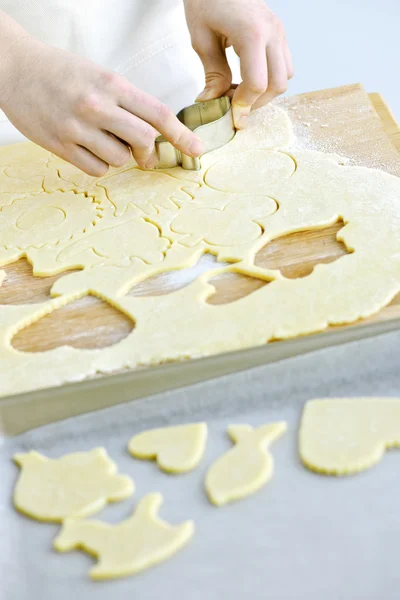 Резание печенья из теста — стоковое фото