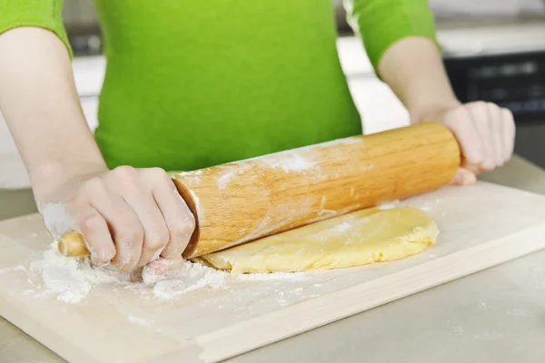 Hands with rolling pin and cookie dough — Stock Photo, Image