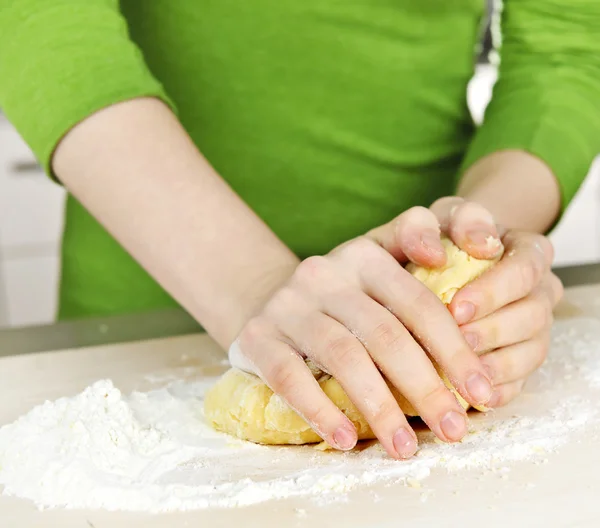 Mãos amassando a massa de farinha — Fotografia de Stock
