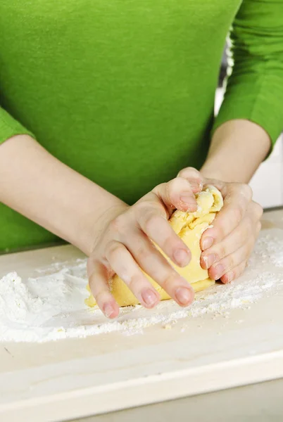 Mani impastando la pasta — Foto Stock