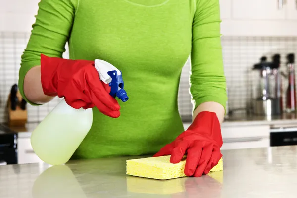 Lány tisztítás konyha — Stock Fotó