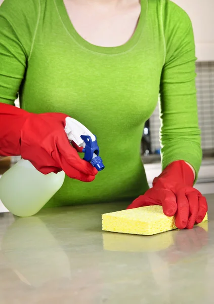 Meisje schoonmaken keuken — Stockfoto