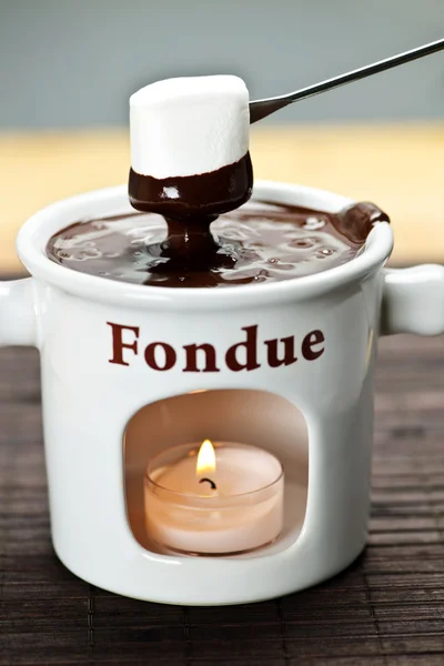Marshmallow gedoopt in chocolade fondue — Stockfoto
