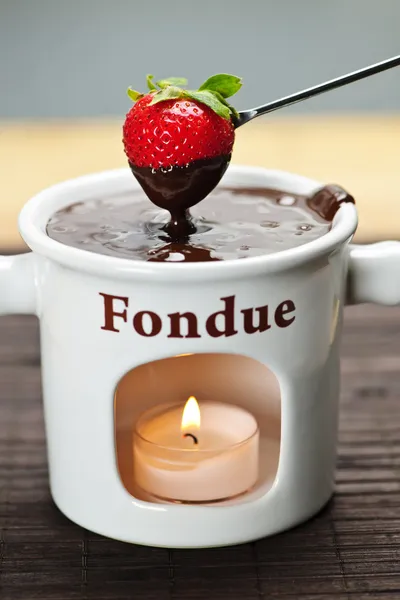 Fresa sumergida en fondue de chocolate —  Fotos de Stock