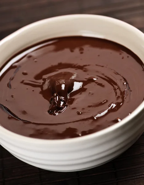 Roztavená čokoláda v misce — Stock fotografie
