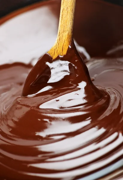 Растаянный шоколад и ложка — стоковое фото
