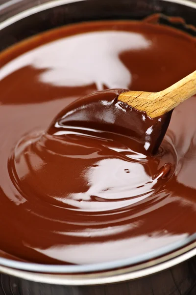 熔化的巧克力和勺子 — 图库照片