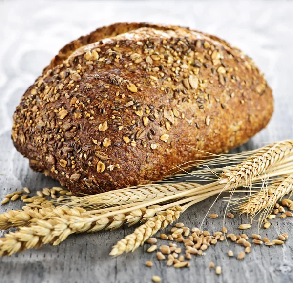 Bochenek chleba wieloziarnistego — Zdjęcie stockowe