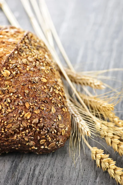 Bochenek chleba wieloziarnistego — Zdjęcie stockowe