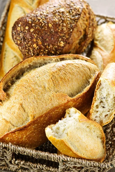 Хліб в кошик — стокове фото