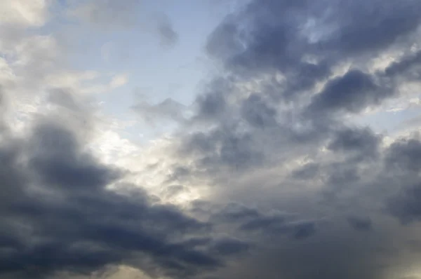 Stormachtige hemel met zon — Stockfoto