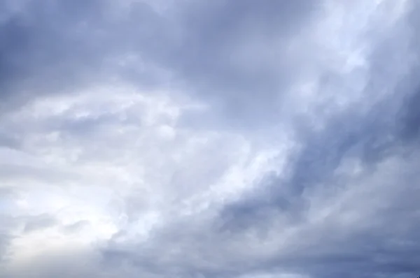 Fırtınalı gökyüzü güneş ışığı ile — Stok fotoğraf
