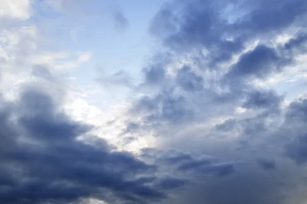 Fırtınalı gökyüzü güneş ışığı ile — Stok fotoğraf
