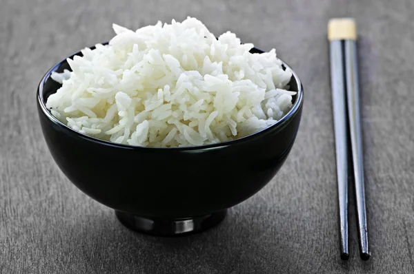 Risskål med ätpinnar — Stockfoto
