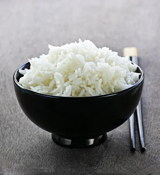 Рисовая чаша с палочками — стоковое фото