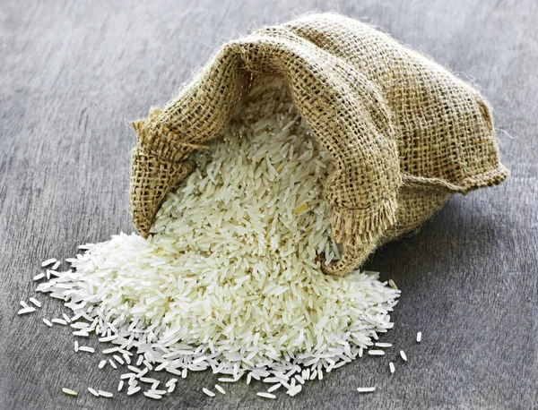 Çuvala uzun taneli pirinç — Stok fotoğraf
