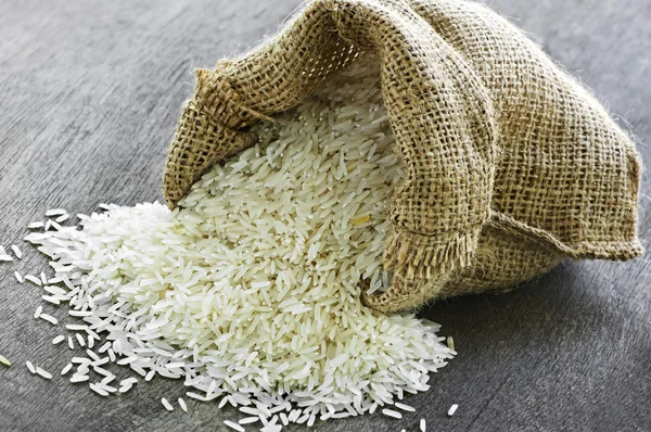 삼 베 자루에 긴 곡물 쌀 — 스톡 사진