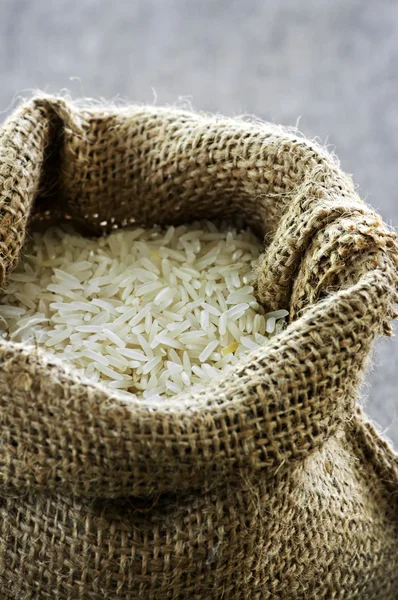 Μακρόσπερμο ρύζι σε σάκο λινάτσα — Φωτογραφία Αρχείου