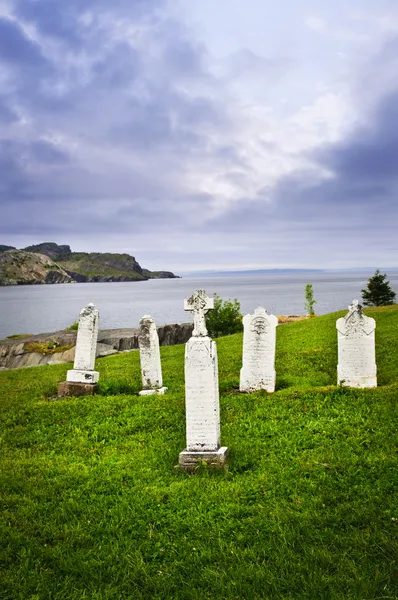 Newfoundland, Atlantik kıyısına yakın mezar taşları — Stok fotoğraf