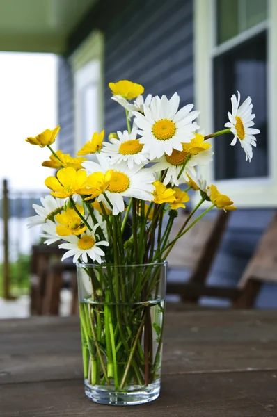 Buquê de flores silvestres na casa de campo — Fotografia de Stock