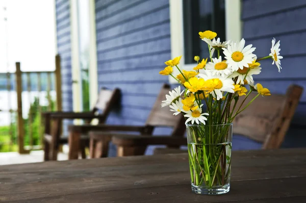 Blommor bukett på cottage — Stockfoto