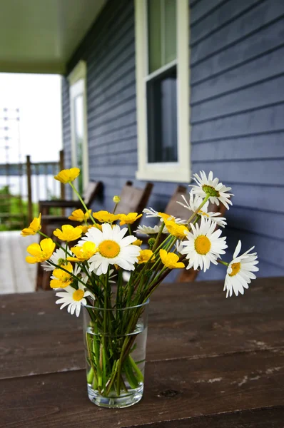 Buket bunga liar di cottage — Stok Foto