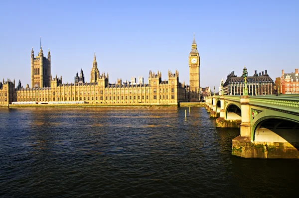 Palazzo di Westminster e ponte — Foto Stock