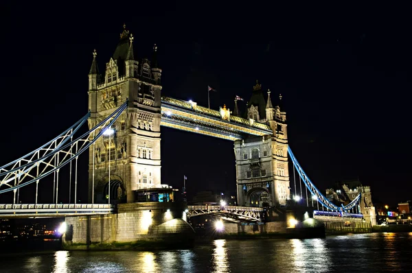 Tower bridge w Londynie, w nocy — Zdjęcie stockowe