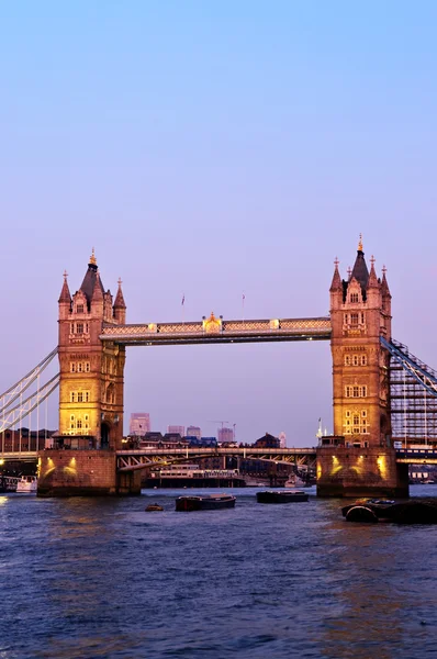 Tower Bridge in London bei Einbruch der Dämmerung — Stockfoto