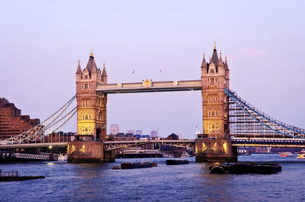 Tower bridge in Londen in de schemering — Stockfoto