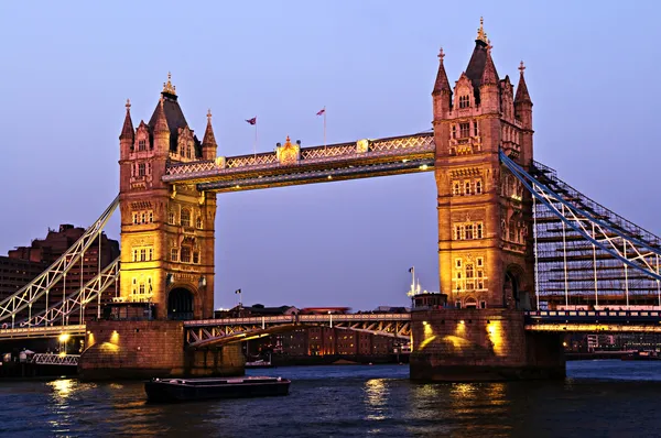 Tower bridge i london i skymningen — Stockfoto