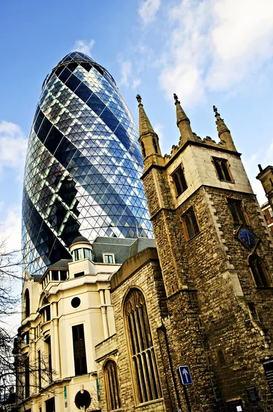 Okurka nakládačka stavební a kostel svatého Ondřeje undershaft v Londýně — Stock fotografie