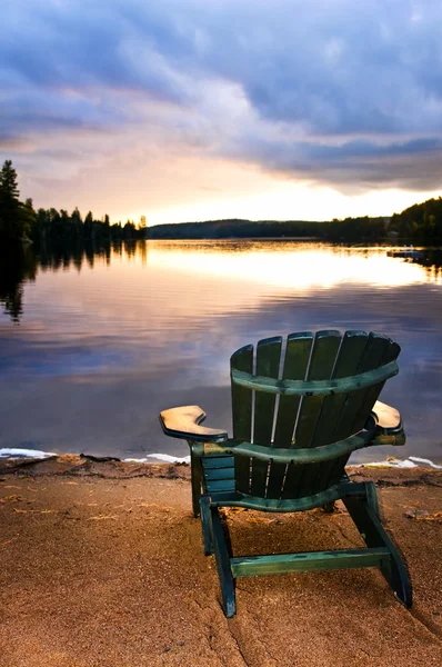 ビーチで夕暮れ時木製の椅子 — ストック写真