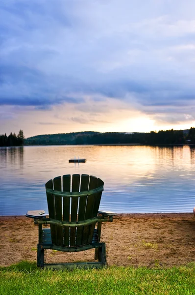 ビーチで夕暮れ時木製の椅子 — ストック写真