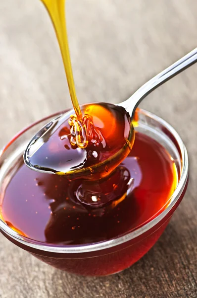 Μέλι στάζει πάνω στο κουτάλι — Φωτογραφία Αρχείου