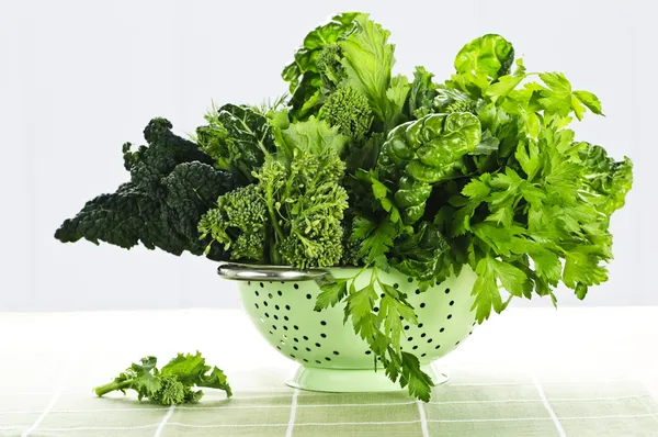 Verduras de hoja verde oscuro en colador — Foto de Stock