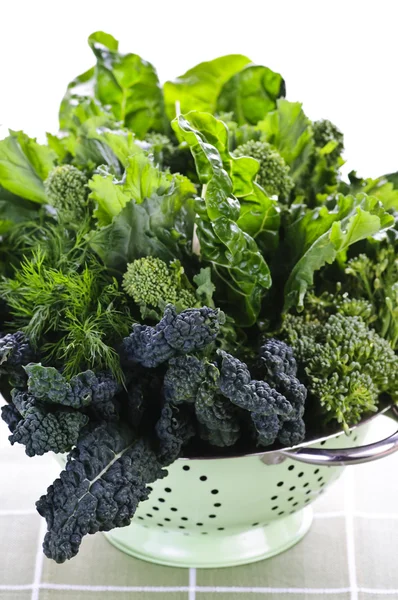Σκούρα πράσινα φυλλώδη λαχανικά σε σουρωτήρι — Φωτογραφία Αρχείου